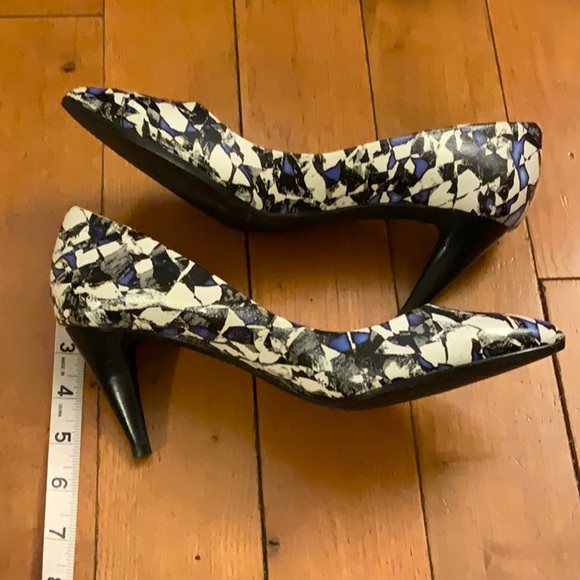 Joe’s Jeans Black White Blue Abstract Pattern size 7 1/2 Heels - Picture 4 of 6